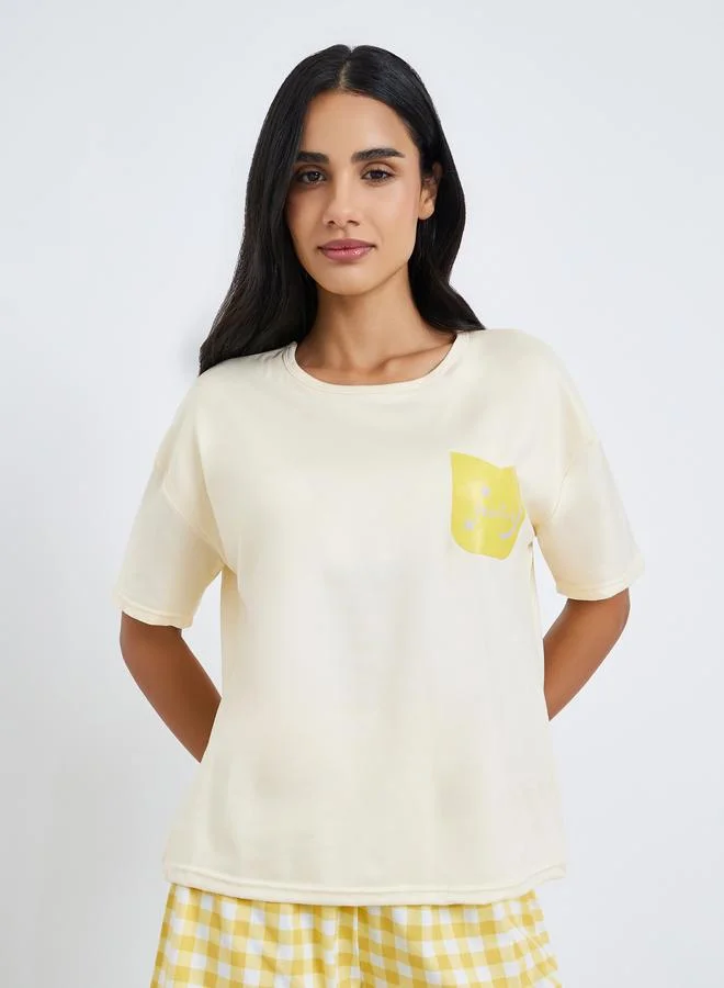 ستايلي طقم تيشيرت بأكمام قصيرة وشورت بطبعة نص